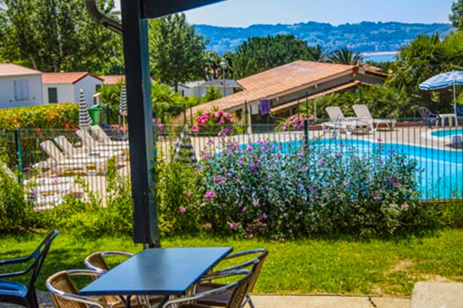 camping avec piscine et terrasse Hendaye